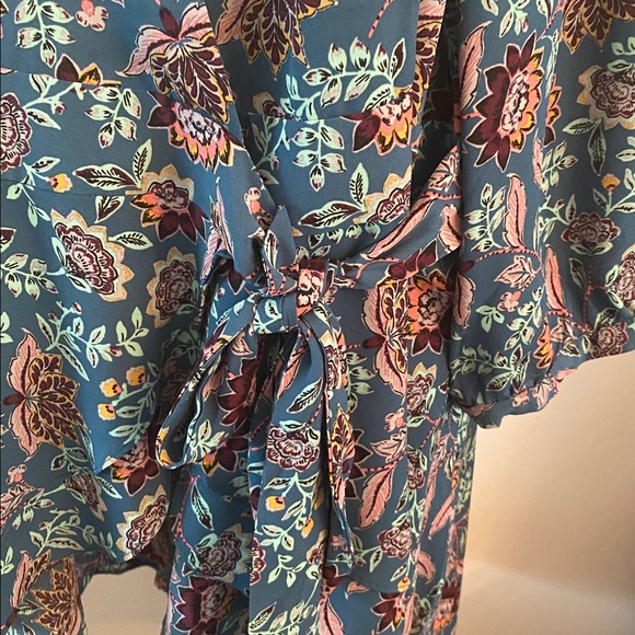 Torrid open front tie hi-low top size 3. Perfect condition - Picture 2 of 8